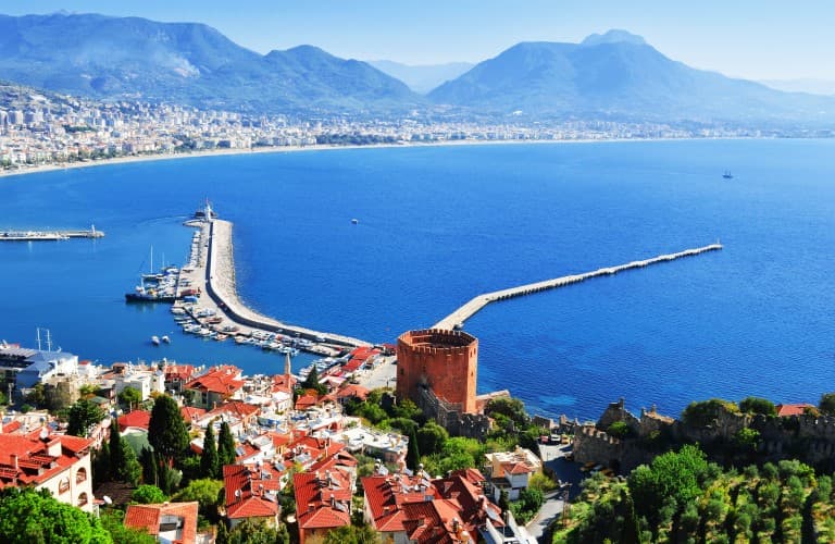 Beautiful panoramic view of Alanya featuring long sandy beaches, blue sea, green landscapes, and stunning coastal scenery in Türkiye.