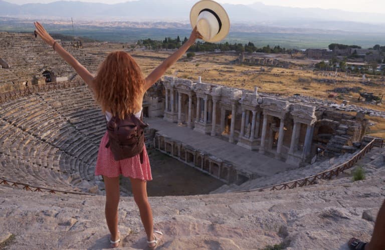 Beautiful view of Pamukkale featuring white travertine terraces, thermal pools, historical atmosphere, and natural beauty in Türkiye.