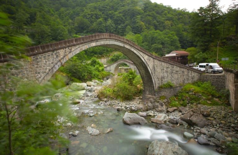 Discover Trabzon with historic stone bridges, lush green landscapes, mountain scenery, and breathtaking natural beauty in Türkiye.